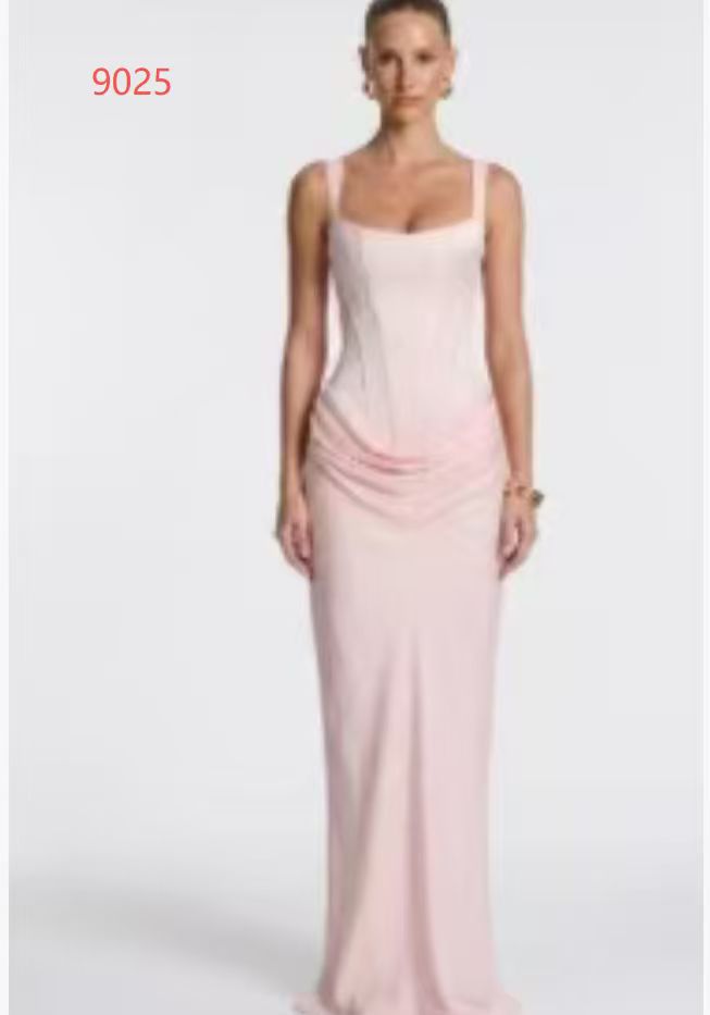 Vestido largo ajustado, sin mangas y con espalda descubierta, con bajo en forma de cola de sirena.
