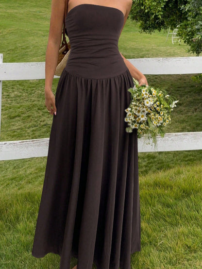 Vestido ajustado y sin mangas con detalles fruncidos.