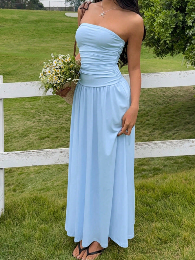 Vestido ajustado y sin mangas con detalles fruncidos.
