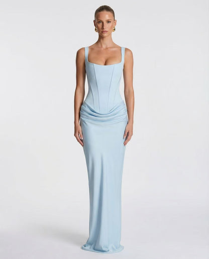 Vestido largo ajustado, sin mangas y con espalda descubierta, con bajo en forma de cola de sirena.