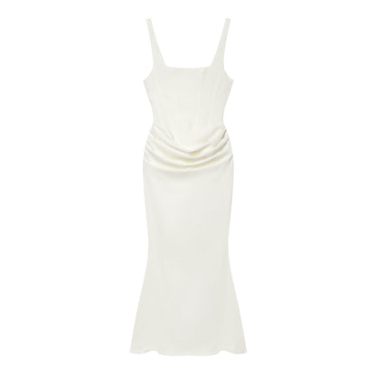 Vestido largo ajustado, sin mangas y con espalda descubierta, con bajo en forma de cola de sirena.