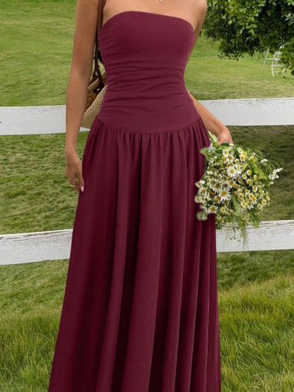Vestido ajustado y sin mangas con detalles fruncidos.