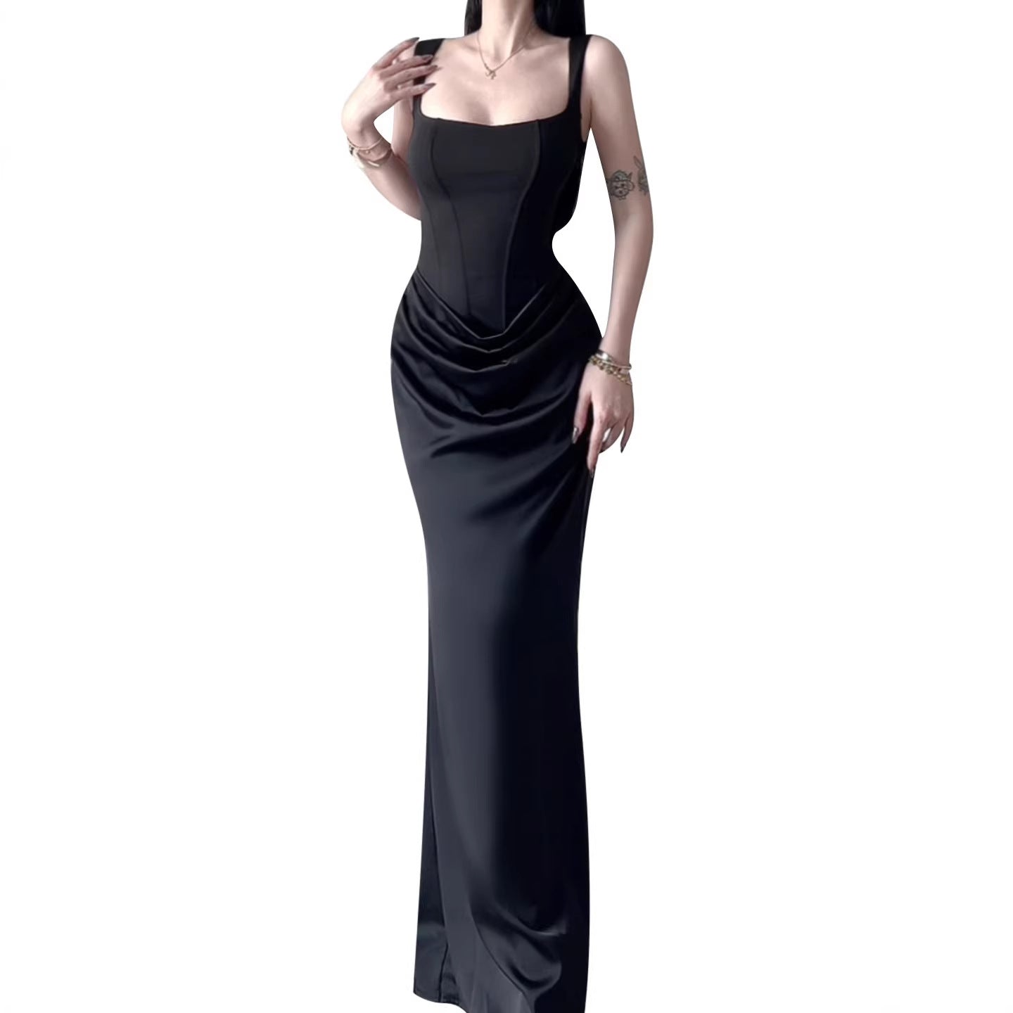 Vestido largo ajustado, sin mangas y con espalda descubierta, con bajo en forma de cola de sirena.