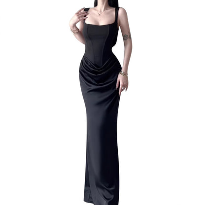 Vestido largo ajustado, sin mangas y con espalda descubierta, con bajo en forma de cola de sirena.