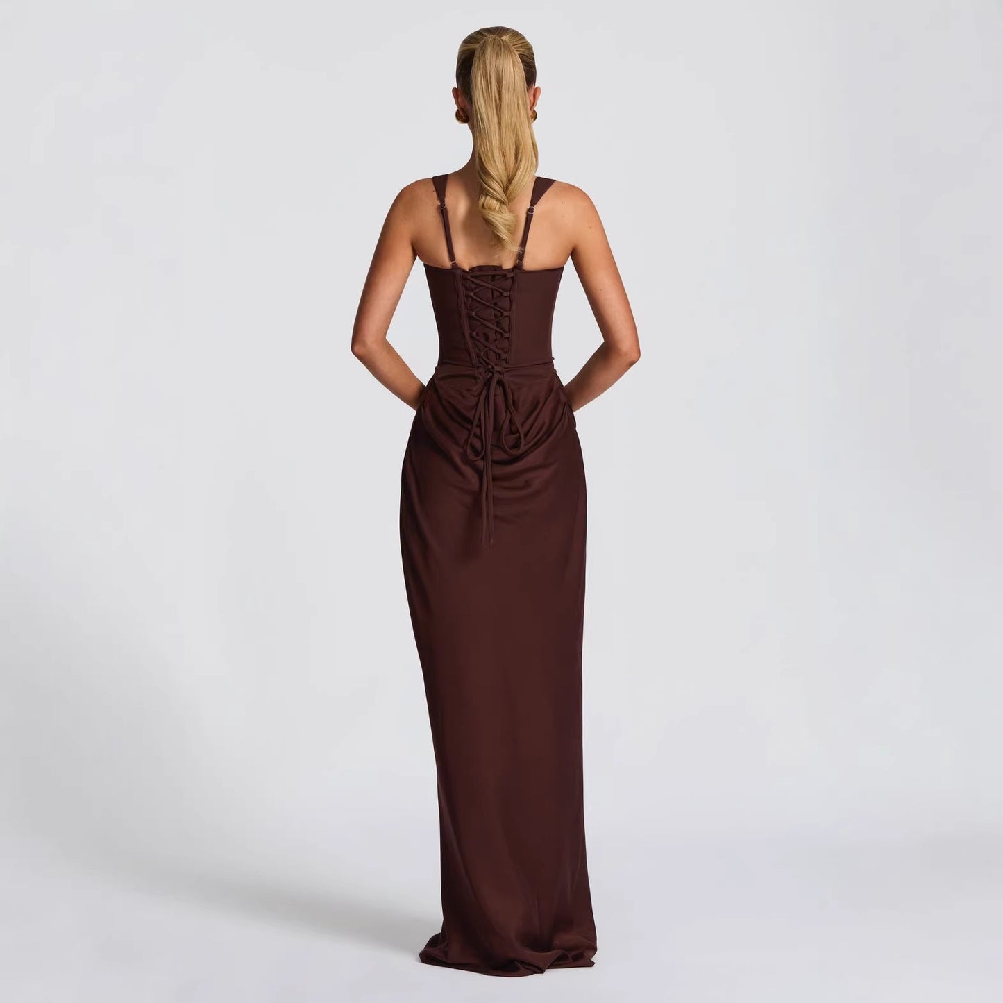 Vestido largo ajustado, sin mangas y con espalda descubierta, con bajo en forma de cola de sirena.