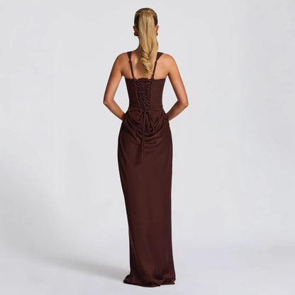 Vestido largo ajustado, sin mangas y con espalda descubierta, con bajo en forma de cola de sirena.