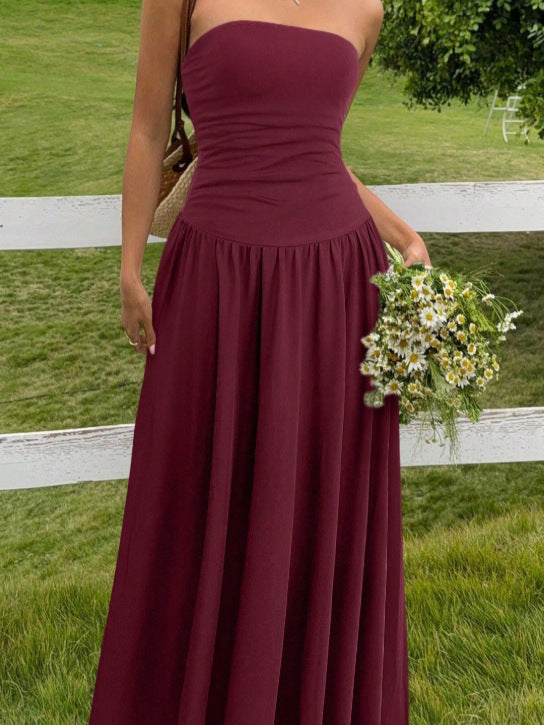 Vestido ajustado y sin mangas con detalles fruncidos.