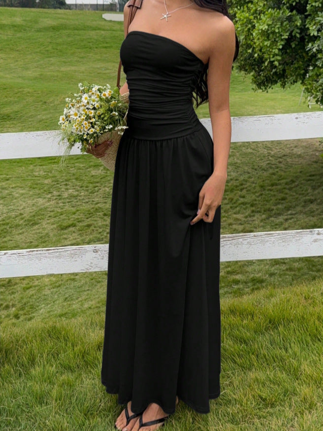 Vestido ajustado y sin mangas con detalles fruncidos.
