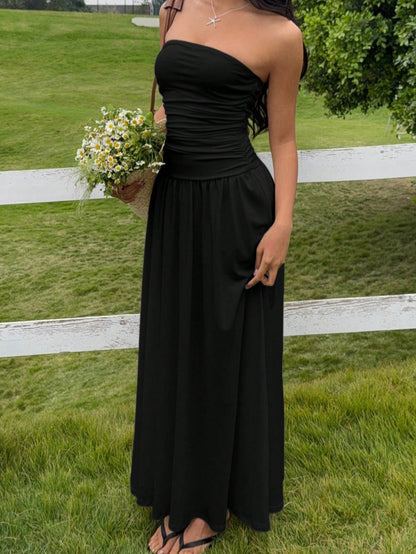 Vestido ajustado y sin mangas con detalles fruncidos.