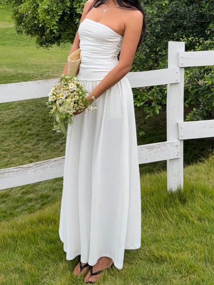 Vestido ajustado y sin mangas con detalles fruncidos.