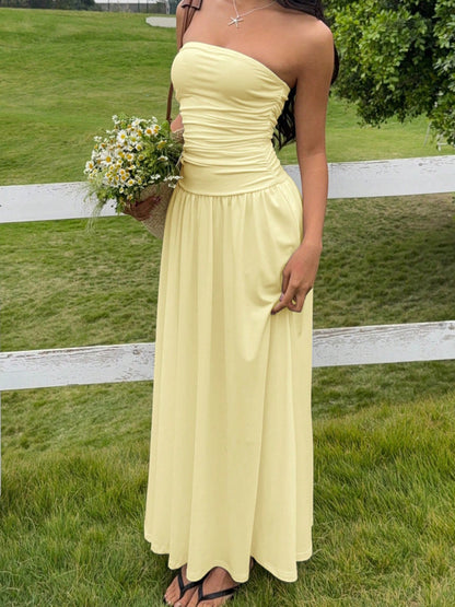 Vestido ajustado y sin mangas con detalles fruncidos.