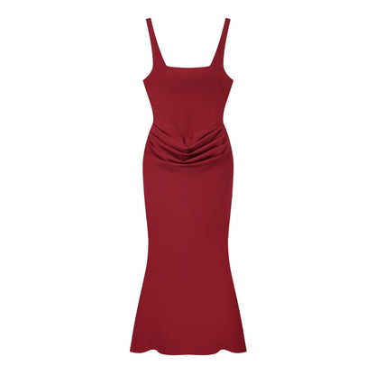 Vestido largo ajustado, sin mangas y con espalda descubierta, con bajo en forma de cola de sirena.