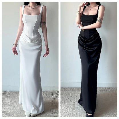 Vestido largo ajustado, sin mangas y con espalda descubierta, con bajo en forma de cola de sirena.