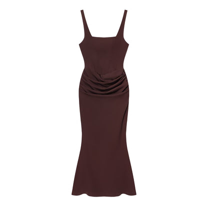 Vestido largo ajustado, sin mangas y con espalda descubierta, con bajo en forma de cola de sirena.