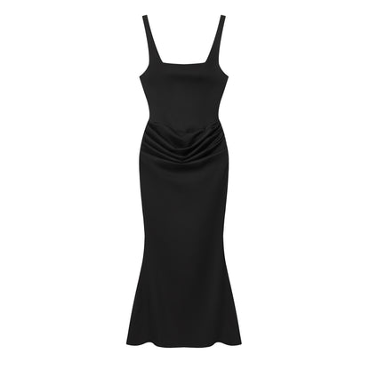 Vestido largo ajustado, sin mangas y con espalda descubierta, con bajo en forma de cola de sirena.
